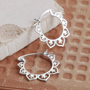 Orecchino a polsino a forma di loto da donna, stile vintage, accessorio per l'orecchio da indossare tutti i giorni, gioiello alla moda per outfit. - Product Image 1