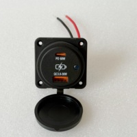 Prise de courant carrée à montage en surface avec ports USB-A et USB-C étanches et câble pour camping-car, bateau, caravane