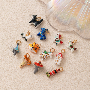 Abalorios pintados con diseño de cuentos de cuentas de hadas |   Colgantes de Animales y Hongos Esmaltados a Mano: Caballo, Gato, Zorro |   Latón Chapado en Oro de 18K para la Fabricación de Joyas - Product Image 3
