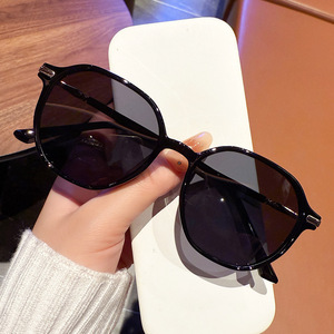 Lunettes de soleil ultra-légères de style coréen InS, à petite monture, avec une touche féminine haut de gamme, protection UV, effet amincissant pour les grands visages, et - Product Image 2