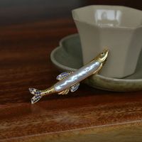 Nouveau Collier Pendentif Longue Bande Perle Poisson Tropical avec Chaîne à Maillons en Laiton - Marque Tendance Lele