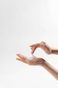 Nettoyant Quotidien K-Beauty Moussant Riche et Dense Doux pour le Visage Peaux Sèches à l'Huile de Coco, Extrait de Lotus et Riz Fermenté - Product Image 3