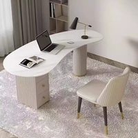 Bureau d'ordinateur en dalle de roche irrégulière réglable, style luxe léger, durable et écologique, avec chaises de réception et de travail design
