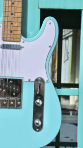 Guitarra Eléctrica Sevillana de 22 Trastes con Cuerpo de Álamo, Pastilla Alnico 5 de Alta Calidad, Mástil Mate Tostado Profesional con Acabado Brillante para Músico - Product Image 6