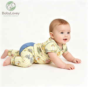 Conjunto de Ropa de Bebé Babylovey de 2 Piezas con Camiseta a Cuadros con Estampado Navideño y Pantalones con Pañal Desmontable - Product Image 4