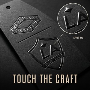 Étiquettes personnalisées noires pour vêtements, en carton épais 800 g/m², avec vernis sélectif UV et gaufrage mat, pour l'habillement et le streetwear - Product Image 5