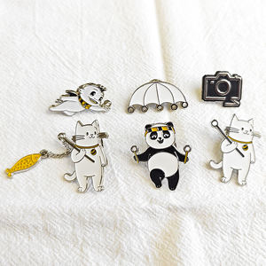 Broche de Metal Esmaltado con Diseño Innovador en 2D/3D, Aleación de Zinc, Niquelado Negro, Proceso de Grabado en Relieve - Product Image 2