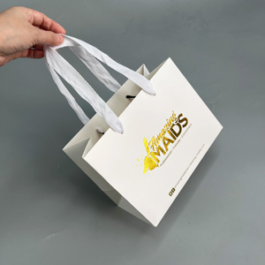 Bolsas de Papel Blancas con Logotipo Personalizado Impreso en Dorado - Bolsas de Compras para Boutique de Cuidado de la Piel y Cosméticos - Product Image 4