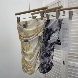 Haut court sans bretelles en spandex style thaïlandais tie-dye, avec étiquette OEM personnalisée, à manches courtes, à couches irrégulières et volants - 9950 - Product Image 4