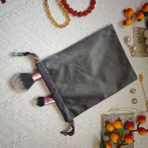 Pochette en velours gris avec impression de logo personnalisé pour bijoux, sac cadeau en velours à cordon personnalisé, emballage cosmétique - Product Image 4