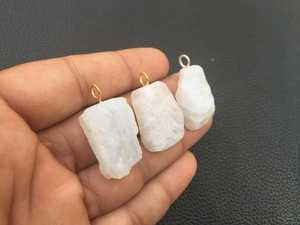 Collier pendentif en pierre de lune arc-en-ciel naturel 3 pièces en argent sterling 92.5 avec breloque en pierre précieuse de feu bleu non traité plaqué or - Product Image 5