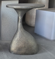 Table d'appoint ronde noire moderne en MGO avec base sculpturale, table basse en béton pour l'intérieur et l'extérieur, élégante table d'appoint en ciment