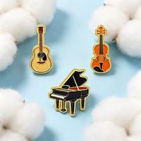 En gros, épingles en métal émaillées à motifs de dessins animés (instruments mignons : piano, guitare, violon), badges créatifs, broches et accessoires pour vêtements, souvenirs