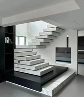 Escalier empilé avec garde-corps en verre trempé, bandes de roulement en bois massif ou en marbre et bande lumineuse LED entièrement personnalisable
