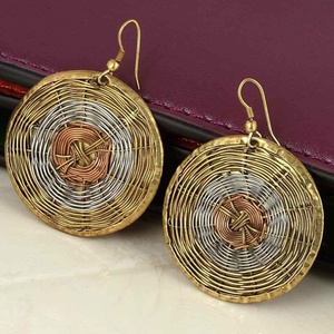 Pendiente de latón hecho a mano indio de alta calidad de estilo americano de tendencia, pendientes de latón con cuentas azules, joyería de moda chapada en oro - Product Image 4