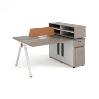 Poste de travail modulaire 4 personnes avec étagère de séparation et pieds orange pour mobilier de bureau d'équipe – Vente en gros directe usine