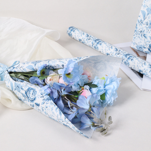 Papier d'emballage floral en porcelaine bleue et blanche chinoise, imprimé de roses à l'encre de soie pour emballage cadeau de style oriental - Product Image 5