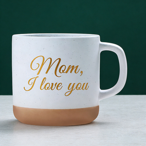 Mug en céramique blanc moucheté avec inscription dorée « Maman, je t'aime », fond beige, cadeau pour la fête des mères, cadeau familial personnalisé - Product Image 2