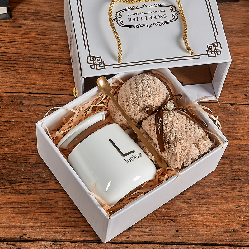 Tasse blanche + serviette