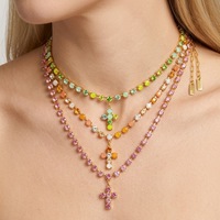Collier croix à pampilles avec incrustation de pierres précieuses en zircon de différentes couleurs et design multicouche coloré pour un look tendance