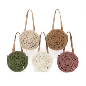 Bolso de hombro grande redondo de papel tejido calado de 33 cm para mujer - Product Image 1