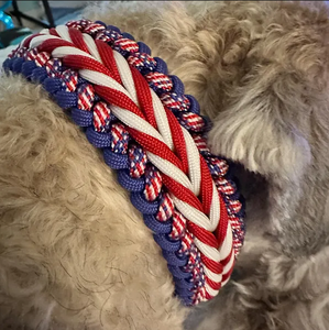 Set Guinzaglio e Collare per <span class=keywords><strong>Cani</strong></span> Artigianale in Paracord 550, Largo Intrecciato con Motivo Patriottico USA, Resistente per <span class=keywords><strong>Cani</strong></span> di Taglia Grande - Product Image 6