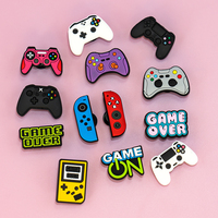 OEM pesanan khusus sepatu bertema Game jimat MOQ rendah PVC lembut grosir pengendali imut desain kucing dekorasi sepatu untuk anak-anak & remaja
