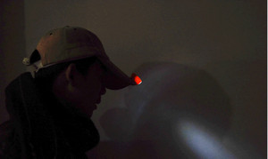 Mini Torcia LED Super Compatta con Clip per Cappello, Lampada Frontale a Batteria CR2032 per Pesca Notturna, Ciclismo, Lettura, Campeggio, Riparazioni Auto - Product Image 5