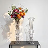 Support floral en métal doré ajouré, grand vase décoratif pour centre de table d'allée de mariage, idéal pour la décoration d'événements et de banquets.