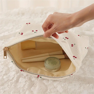 Pochette de rangement en velours côtelé à imprimé cerises - Trousse de toilette légère et portable - Product Image 4