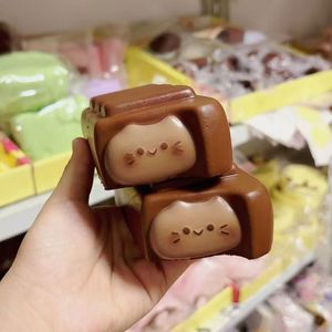 ของเล่นบีบรูปแมวช็อกโกแลตบาร์ นุ่ม บีบแล้วคืนรูปช้า บรรเทาความเครียด ให้ความรู้สึกนุ่มนวลเหมือนแมวจริง - Product Image 3