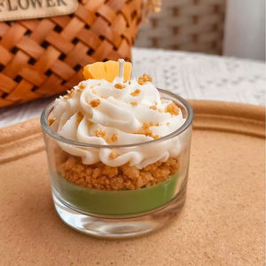 Bougie aromatique unique en verre en forme de crème glacée à la fraise, faite à la main - Product Image 3