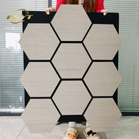 FEYT Schwarze Akustikfilz-Rückseite Teakholz-Furnier Sechseckige Holz-Akustikpaneele Akupanel Holzwandpaneele für Innenarchitektur