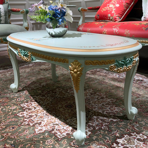 Sofá de Dos Plazas Tallado en Blanco Antiguo con Detalles en Dorado, Tapicería de Terciopelo de Seda, Estilo Provincial Francés, Color Rojo Real - Product Image 2