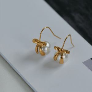 Boucles d'oreilles tendance en acier inoxydable plaqué or 18 carats PVD avec perles, design mode 2024, haute qualité, vente en gros - Product Image 5