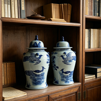 Vases en gros style Chinoiserie, Pots en porcelaine bleue sous-glaçure motif Pie des montagnes vintage pour magasins de meubles