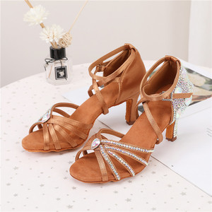 2025 femmes fête chaussures <span class=keywords><strong>de</strong></span> <span class=keywords><strong>danse</strong></span> Satin brillant <span class=keywords><strong>strass</strong></span> fond souple chaussures <span class=keywords><strong>de</strong></span> <span class=keywords><strong>danse</strong></span> <span class=keywords><strong>latine</strong></span> femme Salsa chaussures <span class=keywords><strong>de</strong></span> <span class=keywords><strong>danse</strong></span> - Product Image 5