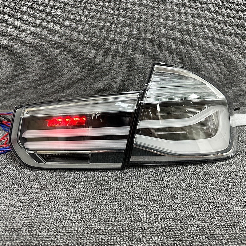 Feu arrière à LED avec fond blanc