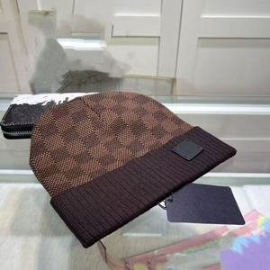 Gorros de Invierno de Lujo en Oferta para Mujer con Logo Personalizado, Patrón de Rostro y Tela Cálida Adecuada para Viajes - Product Image 4