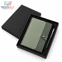 Ensemble cadeau d'entreprise promotionnel avec bloc-notes en cuir PU vert sauge bicolore élégant, fermoir à pression, boîte noire et logo personnalisé