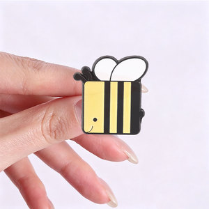 Ensemble de broches en émail géométriques mignonnes en forme d'abeille, rondes, carrées et triangulaires, pour la décoration de sacs à dos - Product Image 2