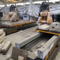 Machine de découpe automatique de pierre à profil linéaire avec table rotative supplémentaire