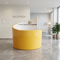 Comptoir de réception personnalisé multifonctionnel en pierre de surface solide jaune, design cylindrique, avec logo