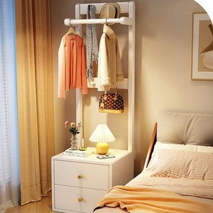 Perchero de Madera Maciza con Mesa de Noche Integrada, Perchero de Pie Moderno y Sencillo en Color Nogal para Esquina de Dormitorio Pequeño - Product Image 4