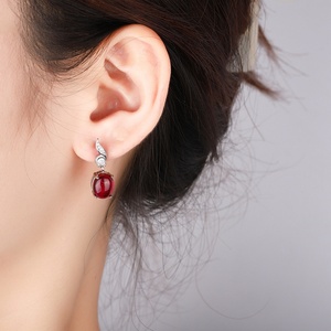 Bijoux de mode écologiques en cuivre plaqué argent, éclat éblouissant, coupe ovale 8*10mm, boucles d'oreilles pendantes en zircone cubique rouge pour femmes - Product Image 6