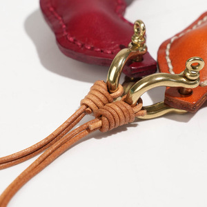 Porte-clés artisanal en cuir en forme de coque de pois avec fermoir en laiton massif, ornement créatif en cuir de vachette pour voiture, cadeau unisexe haut de gamme - Product Image 2