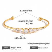 Bracelet manchette personnalisé en acier inoxydable 316L plaqué PVD or 18 carats, serti de sept zircons à griffes, extrémités boule dorées, réglable, anti-allergie