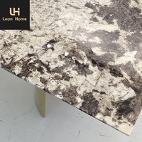 Table à manger de luxe haut de gamme, plateau en marbre, accents de pieds en métal, mobilier de salle à manger de haute qualité pour villa et hôtel