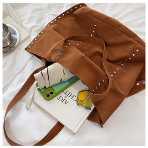 Bolsa Tote Feminina Grande Capacidade em Couro PU Fosco com Rebites e Estampa de Logo, Impermeável, Estilo Joker, Bolsa Saco Fosca, Bolsa de Ombro Fashion - Product Image 6