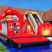Château sautant de station de moteur de camion de pompiers pour des enfants